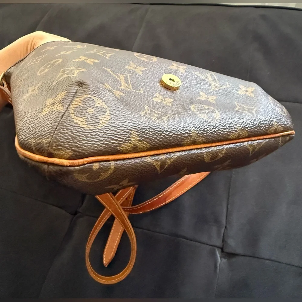 Louis Vuitton Authenticate Monogram shoulder Bag